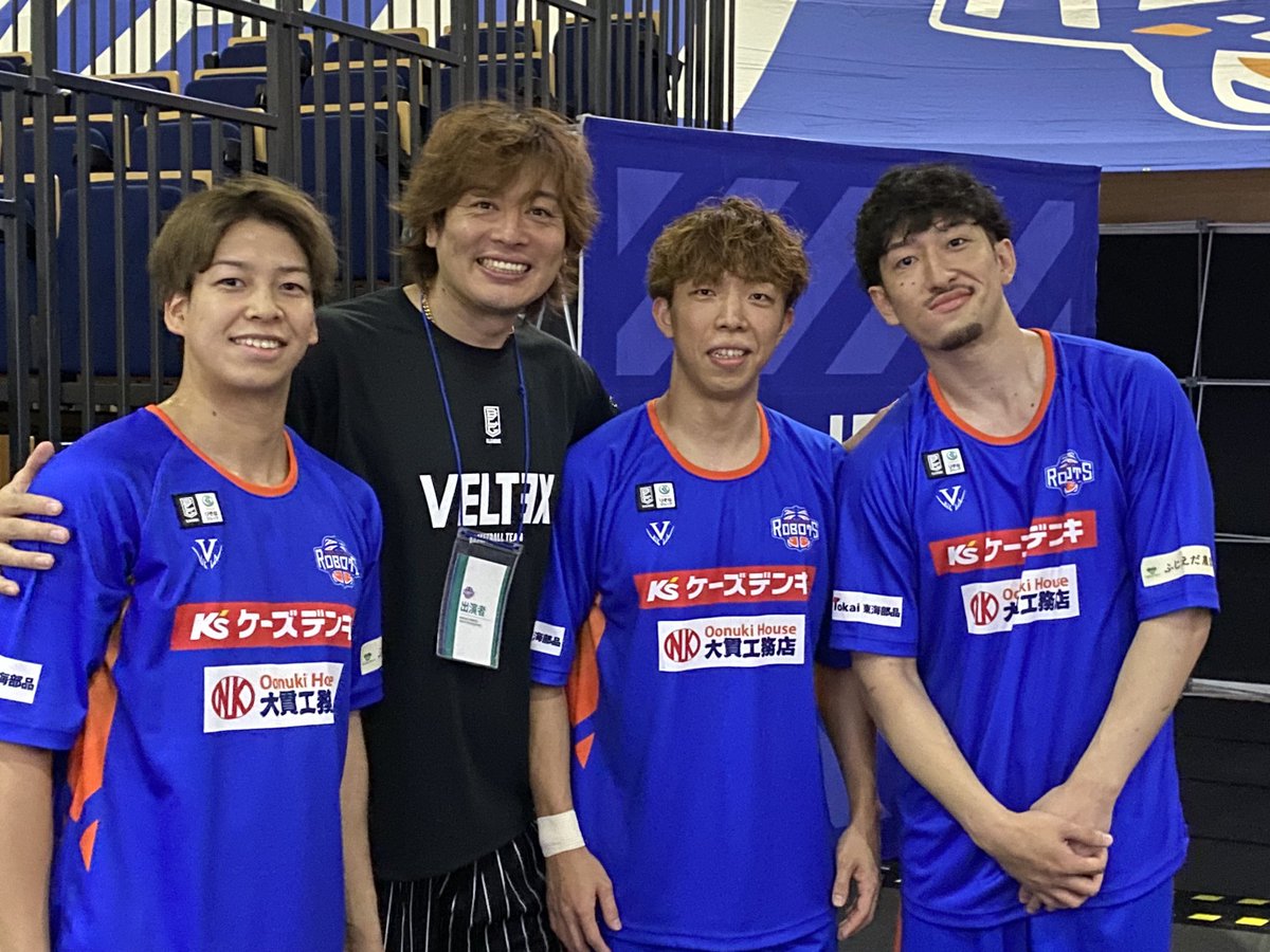 ibarakirobots's tweet photo. #中村功平 #久岡幸太郎 #鶴巻啓太 

中大カルテット🤝🏻❤️‍🔥
大先輩の #中村友也 さんと記念撮影!!

｜#茨城ロボッツ｜#GETOVER｜ https://t.co/iY6FYHUdmd