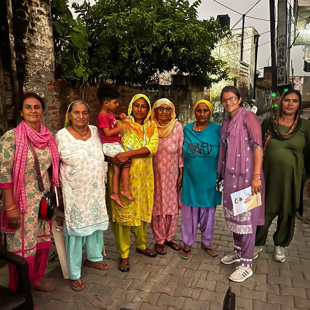 imharshchhikara's tweet photo. गोहाना विधानसभा में हर्ष छिकारा के समर्थन में महिला शक्ति की डोर टू डोर अपील

महिला शक्ति का समर्थन | हर घर तक पहुंची वोट डालने की अपील

गोहाना विधानसभा से हर्ष छिकारा के लिए आज गाँव बागडू,बड़वासनी में महिला शक्ति की टीम ने डोर टू डोर कार्यक्रम आयोजित किया। माही छिकारा व किसान अभिनेत्री बड़ी बहन गीता अहलावत ने अपने परिवारों के साथ मिलकर हर घर जाकर वोट डालने की अपील की। 

महिला शक्ति की इस मुहिम ने गांवों में जागरूकता और समर्थन की लहर पैदा की। हर्ष छिकारा के लिए लोगों के बीच जाकर उनकी समस्याएं सुनीं और उन्हें विश्वास दिलाया कि उनका वोट हर्ष छिकारा को देने से गोहाना विधानसभा का भविष्य उज्जवल होगा। 

यह पहल सिर्फ एक अभियान नहीं, बल्कि महिला शक्ति का समाज में बदलाव लाने का एक मजबूत कदम है। आइए, इस बदलाव की लहर को और तेज करें और अपने मत का सही उपयोग करें। 

#HarshChhikara  
#GohanaAssembly  
#Election2024  
#जनसमर्थन  
#गोहाना  
#MLAElection  
#MahilaShakti  
#DoorToDoorCampaign  
#CommunitySupport  
#LeadershipWithCommitment  
#NaiSochNayaJosh