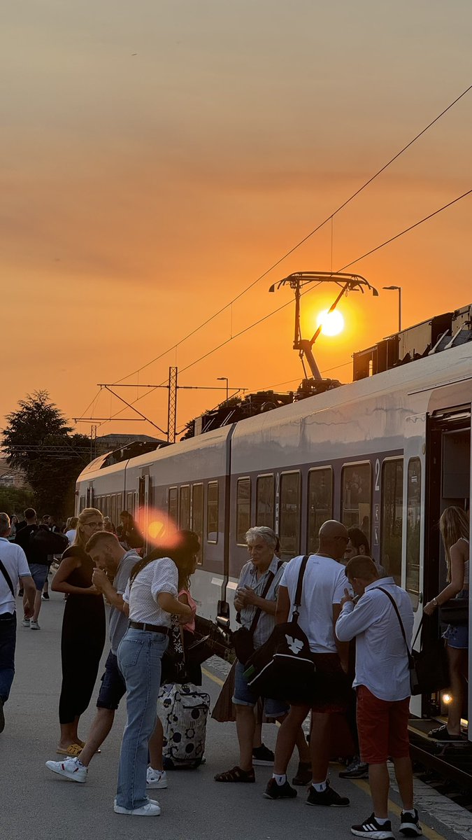 Yesterday, I finally traveled on what is probably the most scenic railway line in Europe: the line between Bar in Montenegro 🇲🇪 and Belgrade in Serbia 🇷🇸

I’ve heard about this line for years, and all the hype was 100% validated ✅ 

Here’s a thread about this journey 🧵