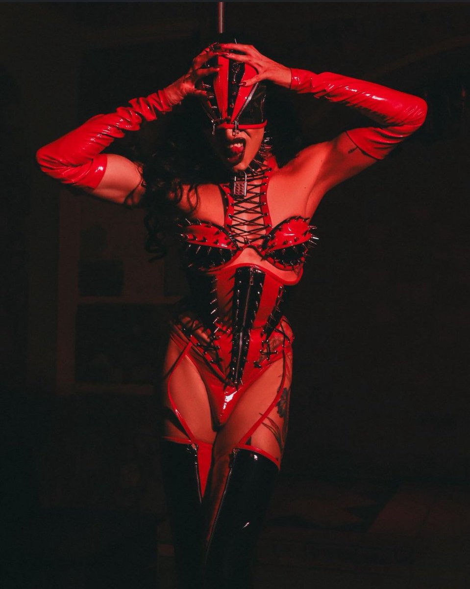 mxpeachy's tweet image. i feel so proud to be a queer chicana right now. thank you @Gala_Varo