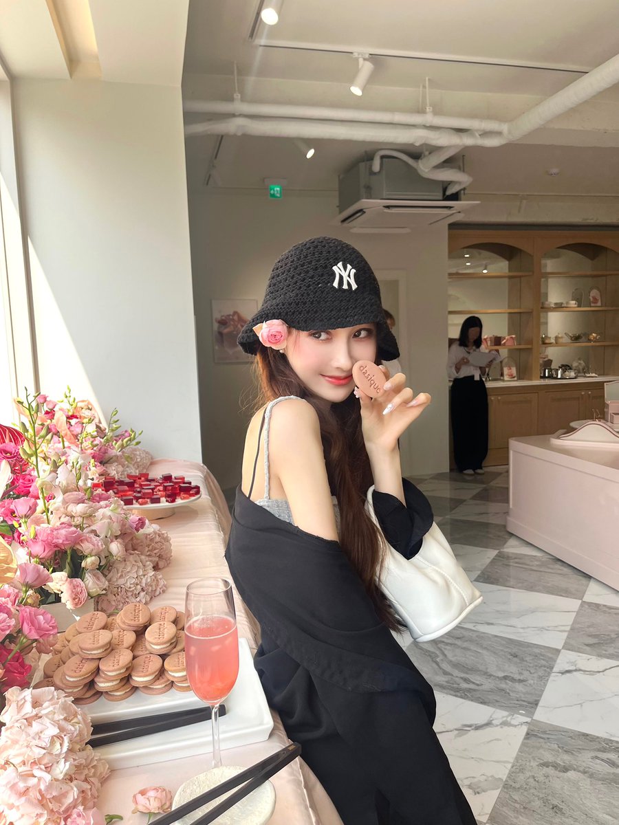 annnchannn's tweet photo. 【dasique 聖水店】
デイジークソンス店が可愛すぎる…💗💕
ソンス限定色は16番のピンクパンチ🎀
現在、dasiqueのポップアップストアが表参道ヒルズでも開催されてるよ！9/23まで約1ヶ月間で限定色も購入できるよ〜👀💭 #dasique #デイジーク #韓国 #韓国旅行 #聖水 https://t.co/Pj1xgh81Al