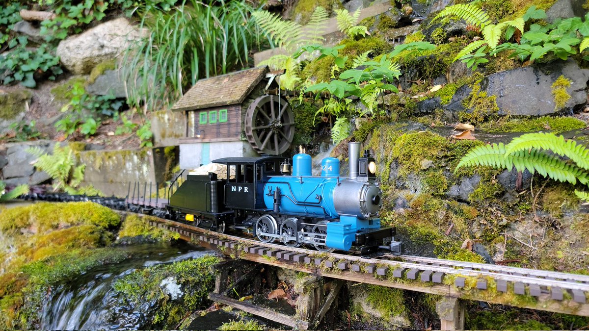 BocoProductions's tweet image. Just realized I never posted this, but I custom built a G scale NP 924, the prototype is preserved and currently running at the Northwest Rail Museum. Shes even had a chance to meet her big sister.