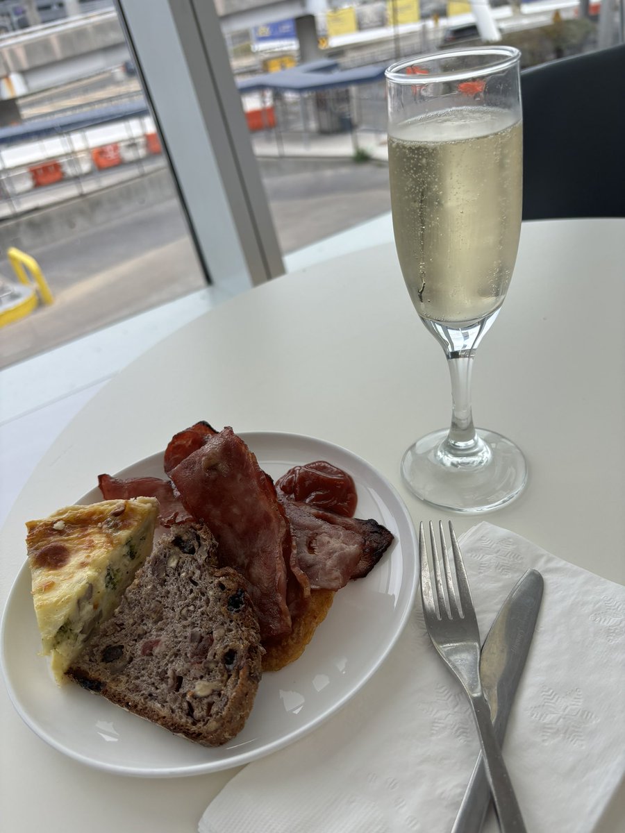 Air France lounge serves champagne 🥂