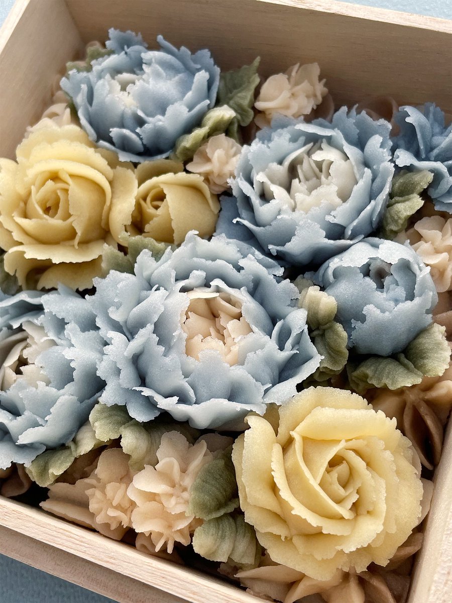 オーダーメイドのおはぎだそうです。水色と淡いベージュの花が咲き乱れております。餡で出来ているとは思えない、息をのむほどの繊細さと美麗さです。