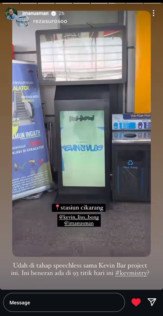 nayaabong's tweet photo. #imkevin awalnya cuma pengen mukanya terpajang di banner sekolah.. 
siapa sangka rencana Tuhan lebih dari itu, diberikan fans yg sebegitu royal dan loyalnya sampe wajah dia ada di layar2 yang ga pernah kevin bayangkan sebelumnya..
#kevmistry kerenn banget sihh
terharuu 🥹🥹 https://t.co/3WB6W2l4fi
