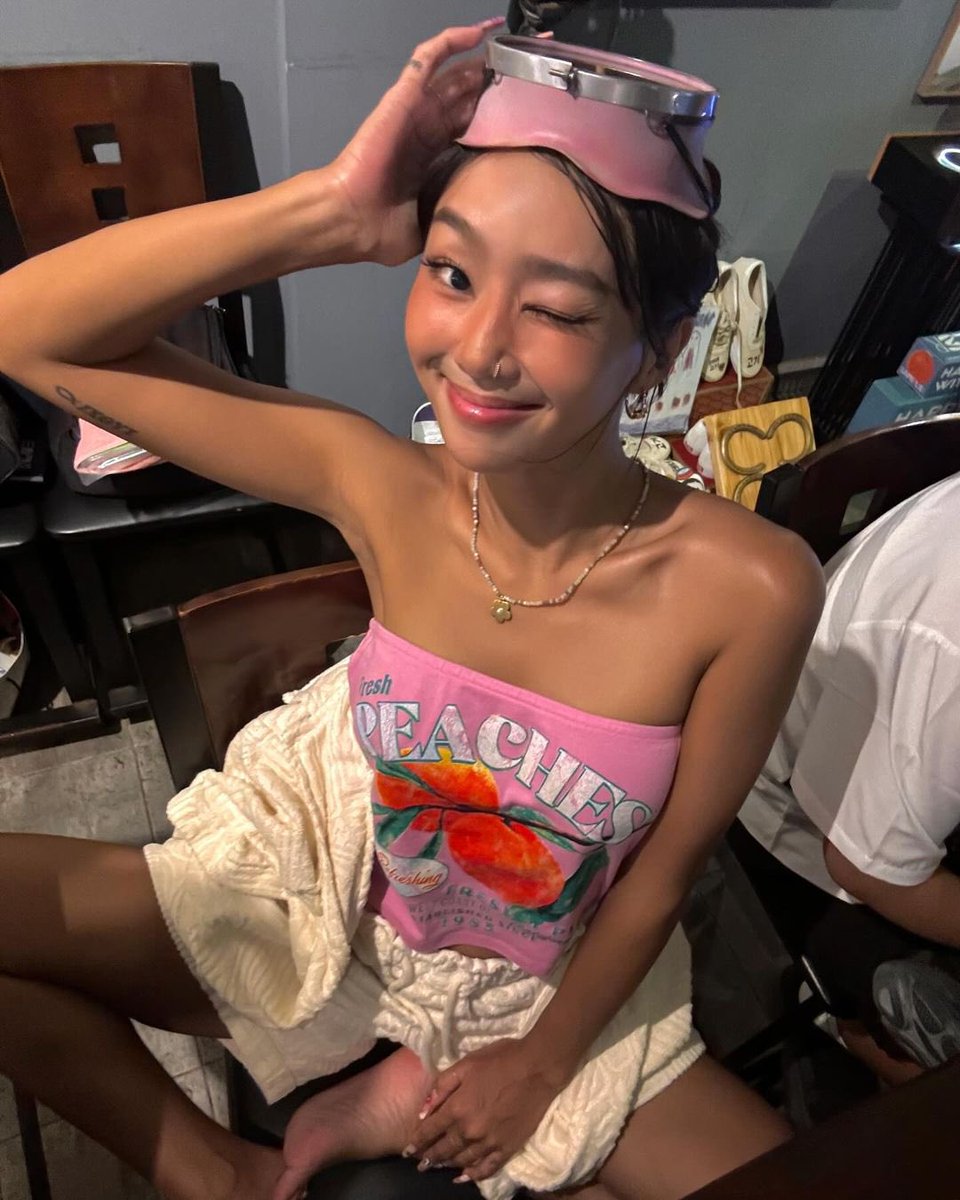 Jhyoniecorn's tweet photo. [HYOSTAGRAM] 240907 #HYOLYN

xhyolynx: 우당탕탕 🌺 Happy summer because we're together

Then I'll go back to #Waitisland... 🏝 ️ https://t.co/eAEAzzYbrT