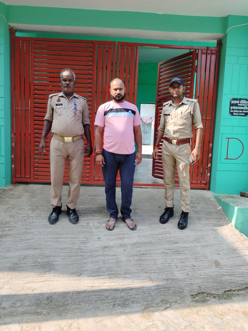 उत्तर प्रदेश के उन्नाव जनपद में पत्रकार अरुण दीक्षित के साथ हुऐ पेशाब कांड में दोषियों को पुलिस हिरासत में न लेकर बल्कि पीड़ित पत्रकार को ही पुलिस ने किया नजर कैद क्या यही है योगी सरकार में पत्रकारों की सुरक्षा