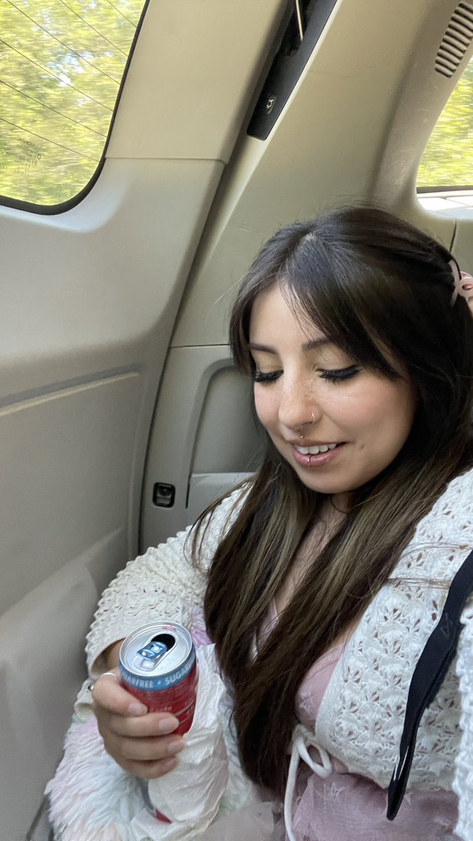 esstra_'s tweet photo. *selfies from the trunk of a minivan https://t.co/7NpSa6t41T