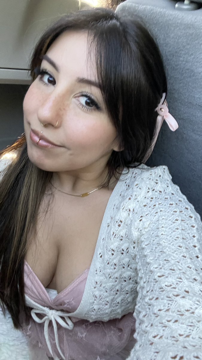 esstra_'s tweet photo. *selfies from the trunk of a minivan https://t.co/7NpSa6t41T
