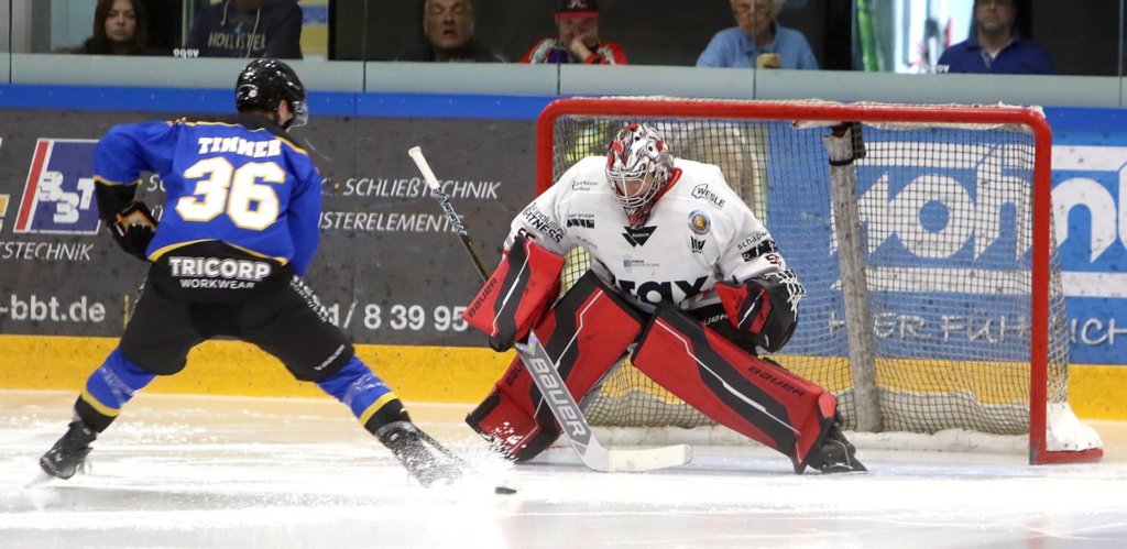 TILBURG EN HERFORD HALEN EINDE NIET: De halve finalewedstrijd om de Westenergie Cup tussen Tilburg Trappers en Herford IceDragons duurde zaterdagmiddag maar veertig minuten. Een tekort aan fitte spelers bij de tegenstander maakte verder spelen… dlvr.it/TCysSm