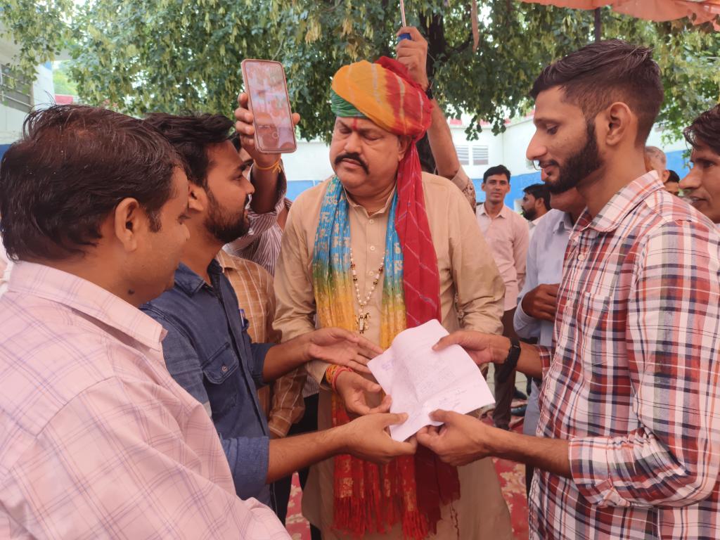 DineshSuwalkya's tweet photo. आज स्थानीय #कम्प्यूटरअनुदेशक साथी कमलेश मीना जी के सहयोग से कोटपुतली विधायक माननीय श्री हंसराज पटेल जी को कम्प्यूटर अनुदेशकों की वेतन विसंगति के बारे में अवगत कराया। उन्होंने समस्या के समाधान के लिए मुख्यमंत्री जी और शिक्षामंत्री जी से बात करने का आश्वासन दिया 🙏@kotputlipatel https://t.co/6tKXoj6AtM