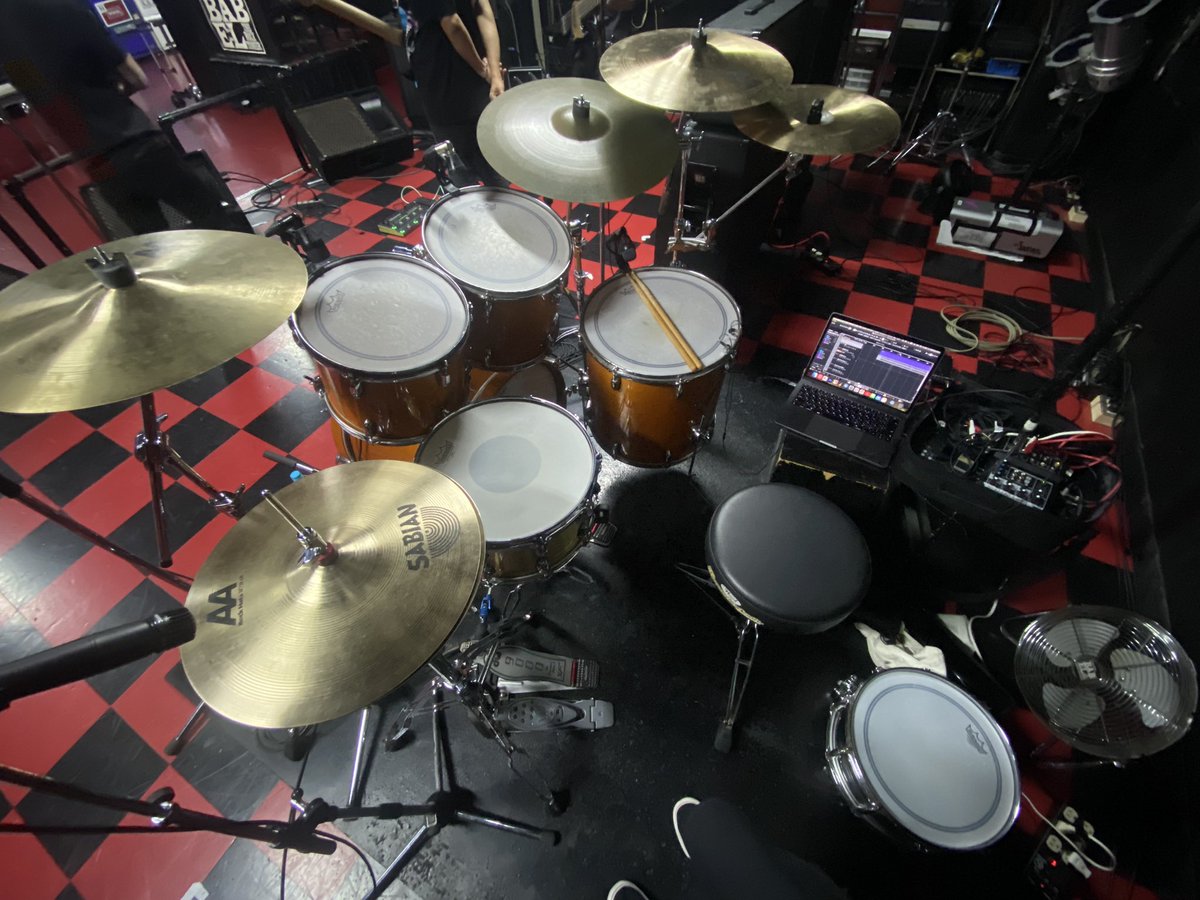 shunsuke2271's tweet photo. 🥁本日の現場🥁
立川BABELにてGirl in Monoサポート!
今日もベルブラスで強烈バックビート鳴らしますよ⚡️
#ドラム #ドラマー #サポートドラマー #ライブ #ライブハウス #立川BABEL #スネア #ベルブラス #SJCcustomdrums #Goliath https://t.co/WcHNTDJRME