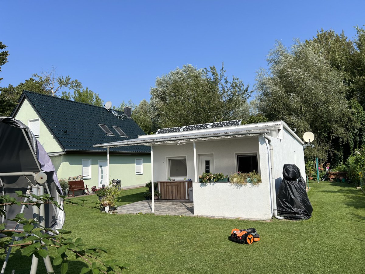 balkonsolar's tweet photo. #Datsche mit historischen #Solarpannels auf dem Dach in #Oranienburg bei #Berlin
#Ferienhaus #Datscha #Solar #solarpanel https://t.co/5ZDUjmnSwh