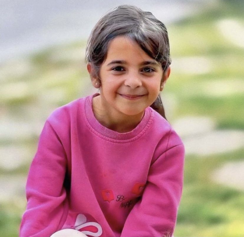 "Alt tarafı bir çiçek koklayıp, bir hayvan sahiplenip, birkaç insan tanıyıp, sevip gidecektik bu dünyadan. Nasıl kötü bir zamana denk geldi ömrümüz... Vicdansızların, sapıkların, katillerin, nefretin, cehaletin ortasına düştük!"