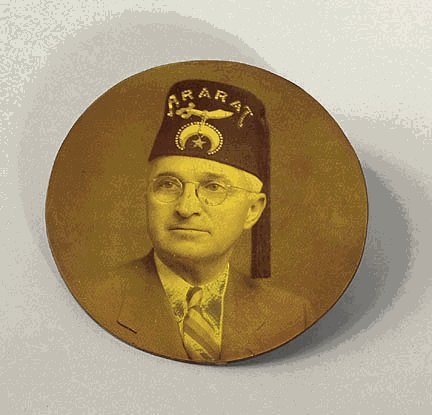 <a href="/tylersabbah/">TylerSabbah</a> Esrarengiz Kasaba; meşhur mason tarikatlarından Shriner'ın propaganda çizgi filmidir. 
Abd'in 33. Başkanı Harry Truman da bu örgütün üyesiydi.

Kadir Mısıroğlu'nu çizgi filmin ana karakterine benzettiğin için teşekkür ederim çünkü üstadınız da o mason örgütün bir elemanıydı.