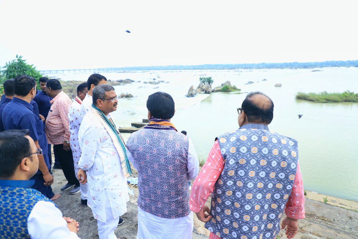 Dharmendra Pradhan (@dpradhanbjp) on Twitter photo ସମ୍ବଲପୁର ଅଯୋଧ୍ୟା ସରୋବର ହାଟପଡା ଘାଟ ଠାରେ ମାନ୍ୟବର ମୁଖ୍ୟମନ୍ତ୍ରୀ <a href="/MohanMOdisha/">Mohan Charan Majhi</a> ଙ୍କ ସହ ସମ୍ୱଲପୁରର ମହାନଦୀ କୂଳବର୍ତ୍ତୀ ଅଞ୍ଚଳକୁ 'ରିଭରଫ୍ରଣ୍ଟ୍ ଡେଭଲପମେଣ୍ଟ ପ୍ରୋଜେକ୍ଟ' ଯୋଜନାରେ ବିକଶିତ କରିବା ଉପରେ ଆଲୋଚନା କଲୁ । ଏଥିପାଇଁ ଚଳିତ ବଜେଟରେ ରାଜ୍ୟ ସରକାର ଅର୍ଥର ବ୍ୟବସ୍ଥା କରିଛନ୍ତି । ଏହି ଯୋଜନା କାର୍ଯ୍ୟକାରୀ ହେବା ପରେ ସମ୍ବଲପୁର ଅଯୋଧ୍ୟା ସରୋବର ହାଟପଡା ଘାଟ ଠାରେ ମାନ୍ୟବର ମୁଖ୍ୟମନ୍ତ୍ରୀ <a href="/MohanMOdisha/">Mohan Charan Majhi</a> ଙ୍କ ସହ ସମ୍ୱଲପୁରର ମହାନଦୀ କୂଳବର୍ତ୍ତୀ ଅଞ୍ଚଳକୁ 'ରିଭରଫ୍ରଣ୍ଟ୍ ଡେଭଲପମେଣ୍ଟ ପ୍ରୋଜେକ୍ଟ' ଯୋଜନାରେ ବିକଶିତ କରିବା ଉପରେ ଆଲୋଚନା କଲୁ । ଏଥିପାଇଁ ଚଳିତ ବଜେଟରେ ରାଜ୍ୟ ସରକାର ଅର୍ଥର ବ୍ୟବସ୍ଥା କରିଛନ୍ତି । ଏହି ଯୋଜନା କାର୍ଯ୍ୟକାରୀ ହେବା ପରେ