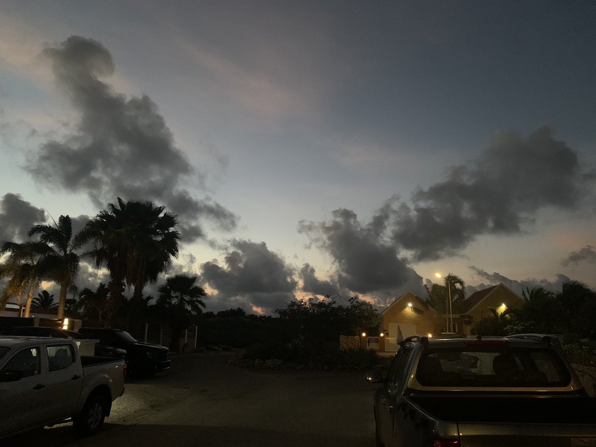 hefje's tweet image. Nog steeds taffes warm, maar toch even in de vroegte naar het strandje gehobbeld. 
#nevernotrunning #running #bonaire @loopmaatjes @hardloopvriend