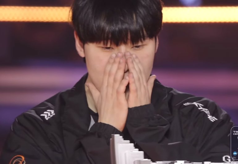 처우는거인증하는와중에 건우가이렇게울고있어서개웃음하~ㅜ