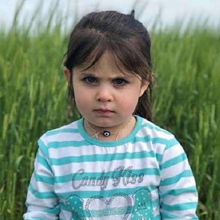 ronahikaplan2's tweet photo. Leyla’nın cansız bedeni soğutucudan çıkarılıp dere kenarına atılmıştı, oysa çocuk köydeydi. Herkes sustu, kimse ceza almadı! Narin’e de aynısını yaptılar. El birliğiyle öldürdüler, sustular, sakladılar ve bir çuvalın içine koyup attılar. Bu vahşet cezasız kalmasın! ..#NarinGuran https://t.co/iGHFDpytfm