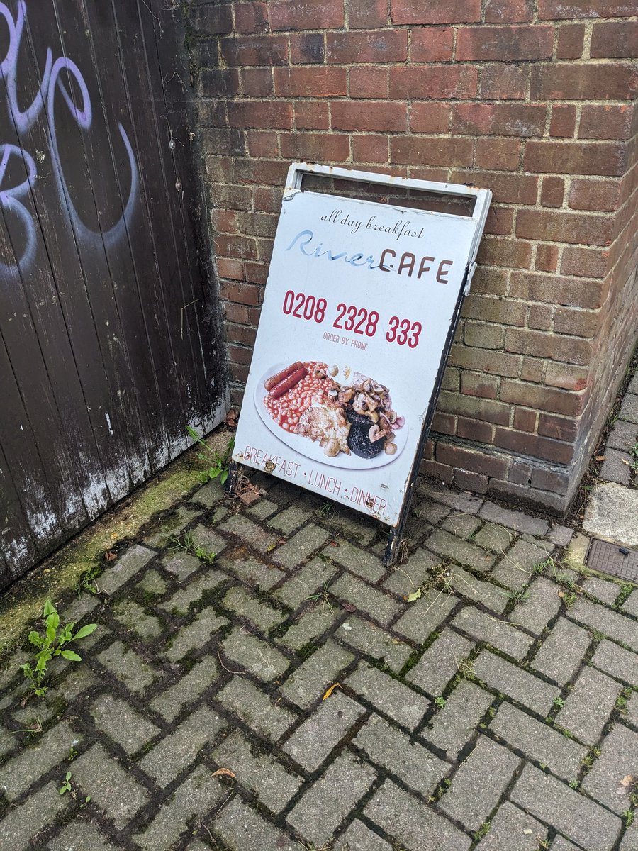 finally made it to lunch at the river cafe. more informal than I expected - on the plus side, contrary to what I'd heard the prices are very reasonable