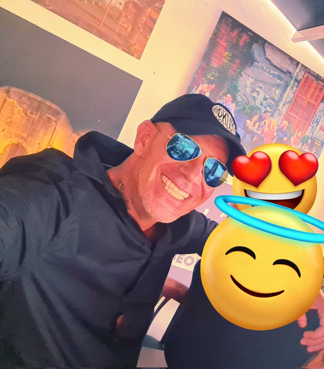 OliverSKBerlin's tweet image. ❤️-liche Sonntagsgrüsse vom Brunch aus dem #KuliAlma in Frankfurt, was ick nur weiter empfehlen kann 😎. 
Ick liebe die so vielfältige israelische 🇮🇱💙🤍 Küche 🫠😋.
In einer Zeit, in der mehr und mehr auch die jüdische Gastronomie weltweit antisemitisch angefeindet wird und