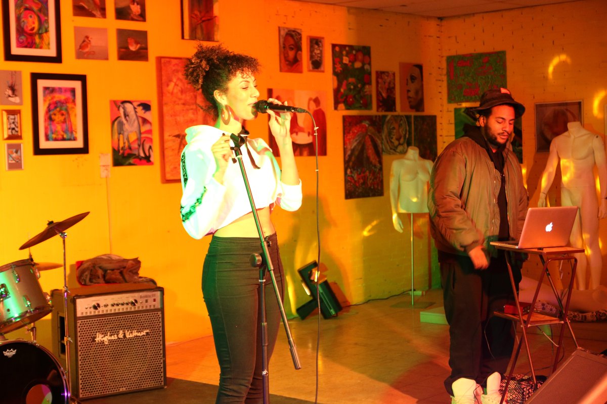 Tijdens Based010 liet Juliet Elise het publiek genieten van haar mooie optreden en prachtige zang 🎤✨.

#Toko51 #OudeWesten #Rotterdam #Creativiteit #WestKruiskade #CretopiaRotterdam
#poppodium #zang #cultuur #optreden