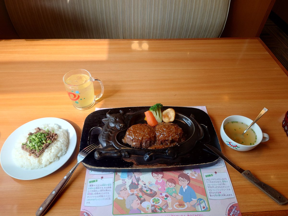 tetsu_opd's tweet photo. 今年もいけて良かったー！
丁度タイミングよく鈴木社長が新色のカタナで会場入りしたところに出くわしました

都道府県ダーツは早々に人数に達したので、じゃんけん大会待たずに退出してさわやか食べて帰りました
#カタナミーティング2024 https://t.co/c9L044n4Aq