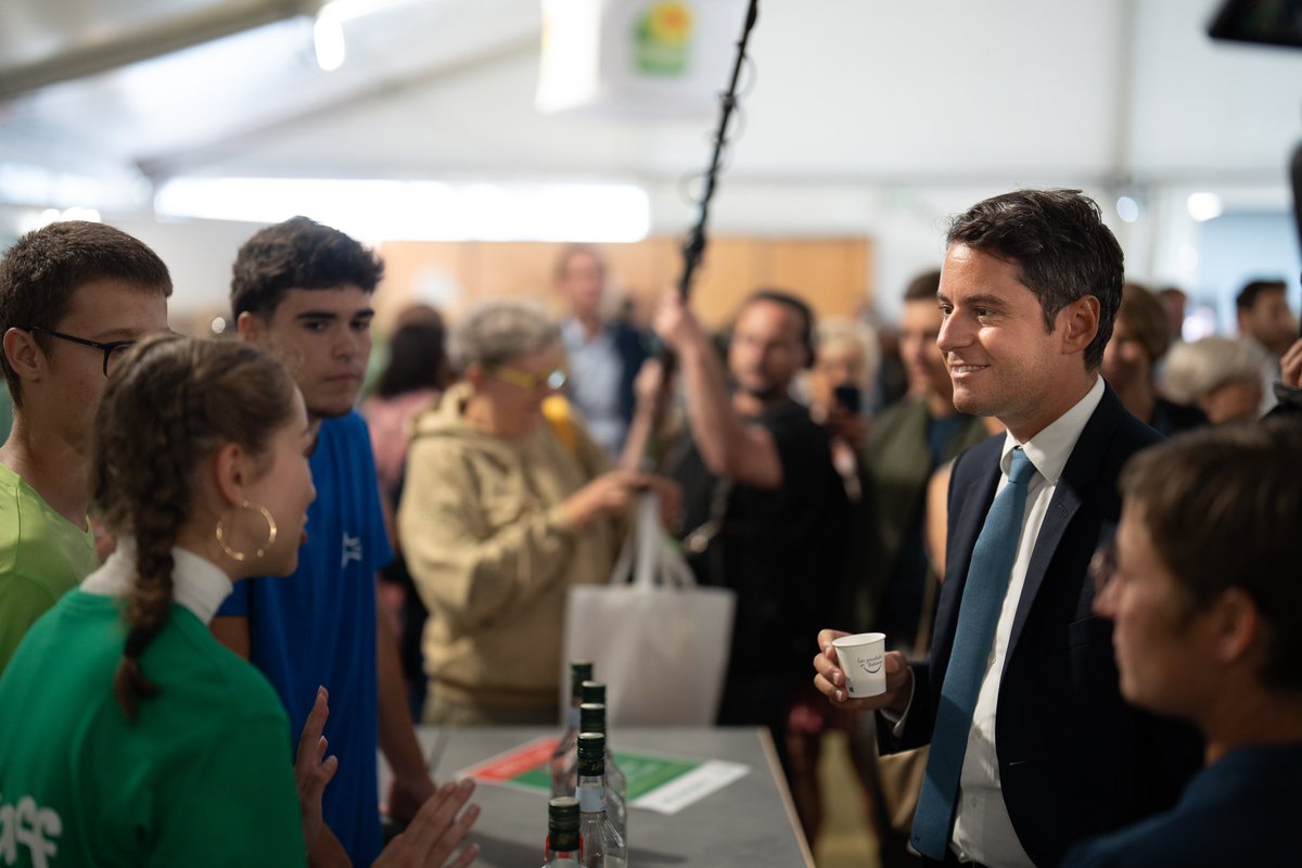 UnisAvecAttal's tweet photo. Pas de répit, @gabrielattal est de retour sur le terrain avec les Français, ce matin à la Foire de Châlons ! 😍🇫🇷 https://t.co/lWdLZHVkOG
