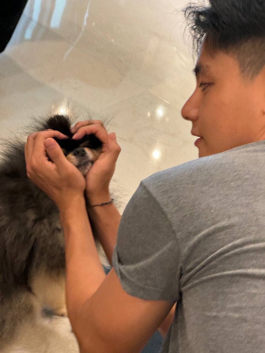goeskthh's tweet photo. LA FOTO QUE TAEHYUNG SUBIÓ A WEVERSE?!?!?!???? NO PUEDO MÁS😭 https://t.co/JiEOBTyrDP