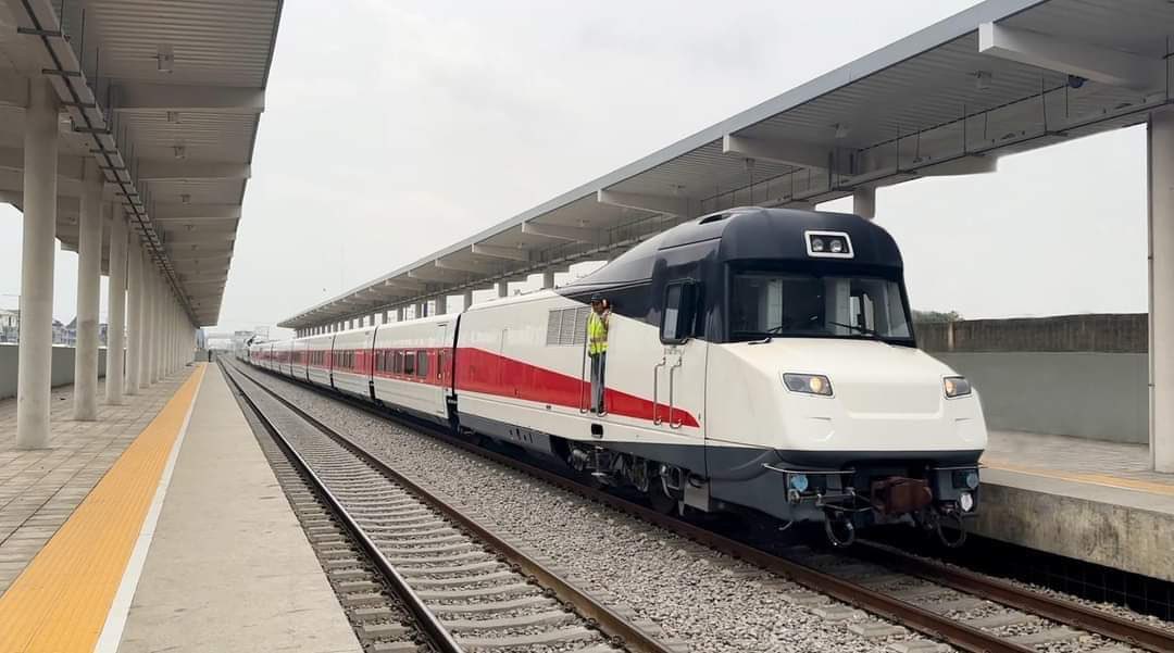 EThawwab's tweet photo. If Oyo State wants to emulate Lagos State on the #bluelinerail and Redlinerail, considering Ibadan as the state capital, Which route/area will be good for such a project?
Don't mention bere/oje/labiran/isaleijebu, Kudeti area, because, a lot of people from Ibadan will say bye-bye to their origin.