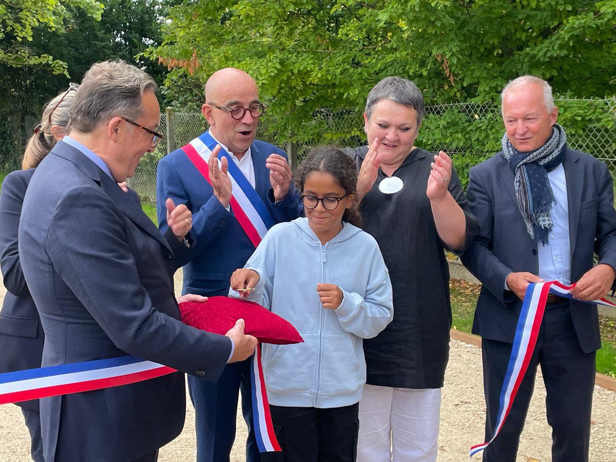 #Chapet en fête pour #inauguration de la halle festive et du boulodrome. Merci Pierre Bedier, Sophie Primas, Cécile Popescu, Vincent Poiret. Merci mes adjoints et le conseil municipal. Merci les agents. Bravo Eric Leclercq et #nathalierey.