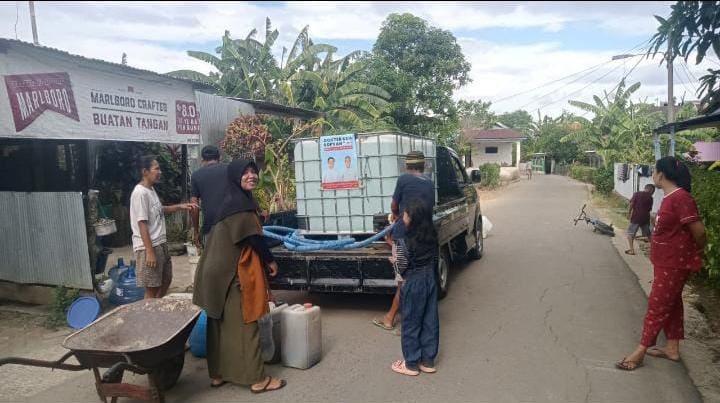 Pangkep Dilanda Kekeringan, Dokter Cua Salurkan Bantuan Air Bersih: PANGKEP, EDUNEWS.ID-Memasuki Musim Kemarau, sejumlah wilayah di Kab. Pangkajene &amp; Kepulauan mengalami kekeringan air bersih. tak tega melihat kondisi warga mengalami kekeringan air… dlvr.it/TCzH9g