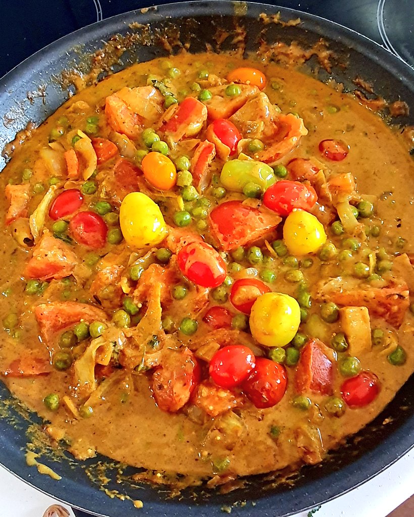 VickiTreadell's tweet photo. Thank you @Nigella_Lawson.
I've taken inspiration from your #Tomato #curry to create a #lemak (with #coconut milk) version with a variety of tomatoes. https://t.co/dZXsyrK16F