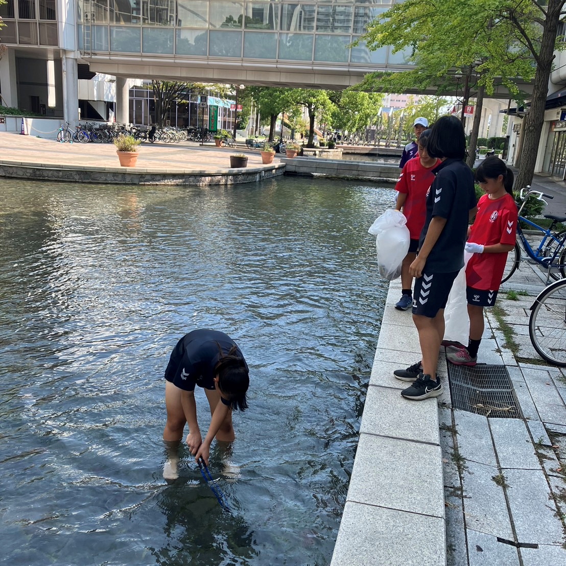 inac_hometown_I's tweet image. INAC神戸テゾーロの選手たちが活動拠点としてお世話になっている六甲アイランドの清掃活動を行いました🧹

選手たちは楽しみながら清掃活動に取り組んでいました✨

#INAC神戸テゾーロ #ziploc 
【アカデミースタッフ】