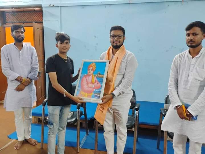 PPrashantoffice's tweet photo. ब्रज प्रान्त के कासगंज में कार्यकर्ताओं के साथ बैठक हुई जिसमें आगामी कार्यक्रमों पर विस्तार से चर्चा हुई ।
#StudentForSeva
#SFS https://t.co/TiRCqvv7p9