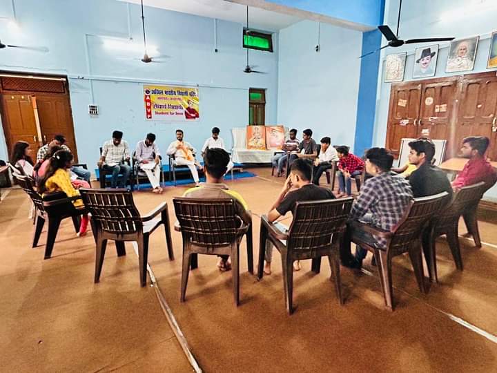 PPrashantoffice's tweet photo. ब्रज प्रान्त के कासगंज में कार्यकर्ताओं के साथ बैठक हुई जिसमें आगामी कार्यक्रमों पर विस्तार से चर्चा हुई ।
#StudentForSeva
#SFS https://t.co/TiRCqvv7p9