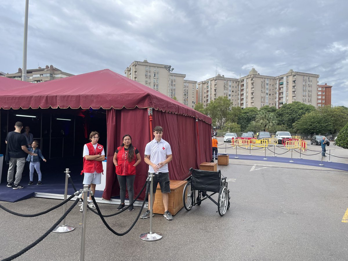 El voluntariat de T’acompanyem estarà present a l’entrega d’insignies als socis i sòcies del <a href="/FCBarcelona_es/">FC Barcelona</a> Si necessites ajuda, busca’ns als accessos.