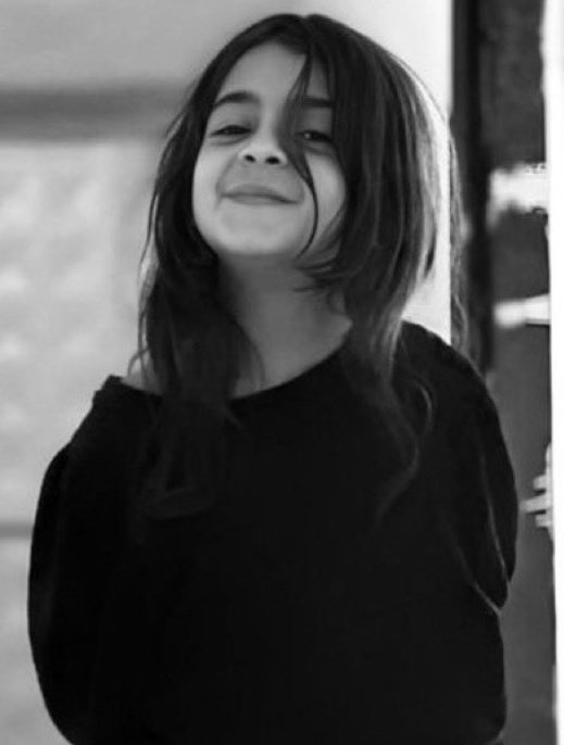 Biz beni bırakın zamanım doldu hissini yaşatan kuzenimin boğazına delik açılırsa yaşama ümidi var diye düğün bayram ettik dün, siz bu güzel çiçeğe nasıl kıydınız? Çok başka şeyler yazasım var ama kendimi tutuyorum, inandığınız varlık her ne ise o sizin belanızı versin! #Narin