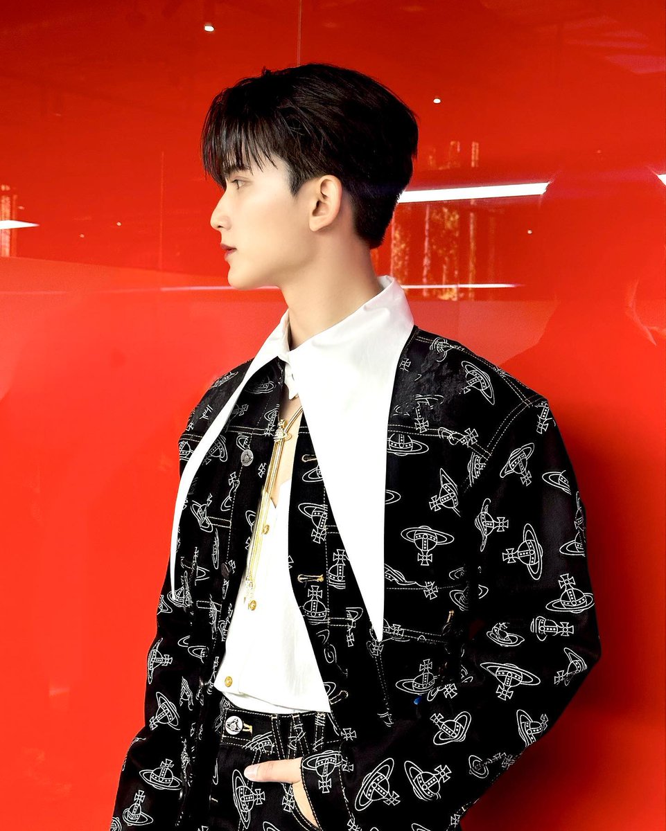 Nonks_07's tweet photo. Danm boy❗️❗️You really showed up and showed tf out....you needed to make a fashion statement, huh!!
#First_Chalongrat
#รักแรกของเฟริสท์
#MchoicexFirst https://t.co/7e2SWqHix4