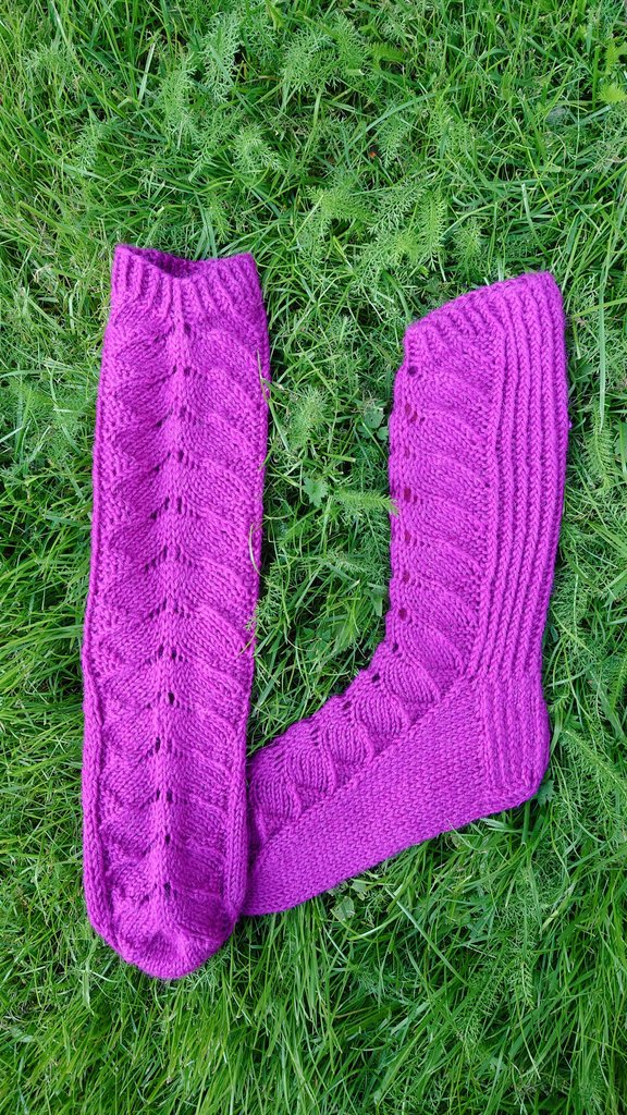 KirsiOjanpera's tweet photo. Lace socks 💜
Yarn and pattern Novita
Piirakkasukat 💜
Lanka ja ohje Novita
#knittingtwitter #novitaknits #villasukat #woolsocks #twitterinneulojat #xnneulojat #knittingx #knittingismyhobby #Knitting https://t.co/Th3NIZQMqi