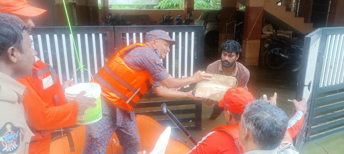 NDRFHQ's tweet image. 🔶Essential Relief supplies and medical aid is being consistently provided to the needy

#Committed2Serve #NDRF4U
#आपदा_सेवा_सदैव_सर्वत्र🙏🙏

@HMOIndia
@PIB_India
@PIBHomeAffairs
@pibvijayawada
@ANI