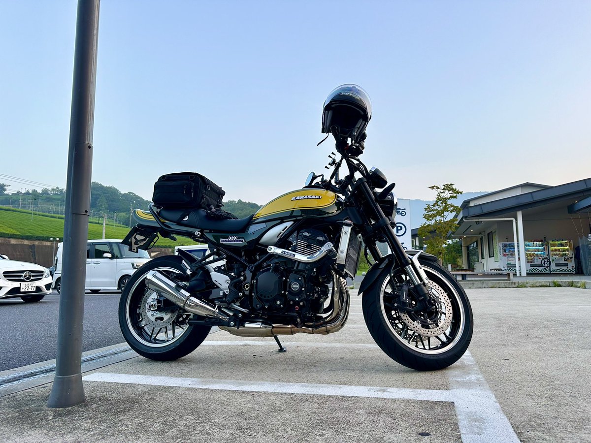 transport3333's tweet photo. えーとですね
結局 昨日は、家を4時前に出て
ならし運転(今時いらんらしい)
3日(火)のならしで280km程
昨日(土)名阪国道を行ったり来たりと
やまなみロード何往復かして
645km
総走行距離 920km超えたんで
オイル交換の予約入れました
#KAWASAKI
#Z900RS
#YELLOWBALL
#ならし運転 https://t.co/V9gfSiARsB