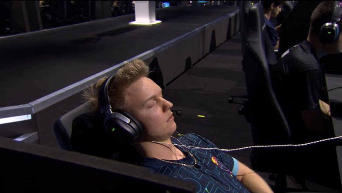 Gościu tam chyba usnął na stałe. O w grze go nie widać w ogóle. Na AFKU Busem lata na koniec mapy na fncs.. TRAGEDIA. Japko i sweezy sigmy.#competetive #FNCSGLOBALCHAMPIONSHIP #fortnite