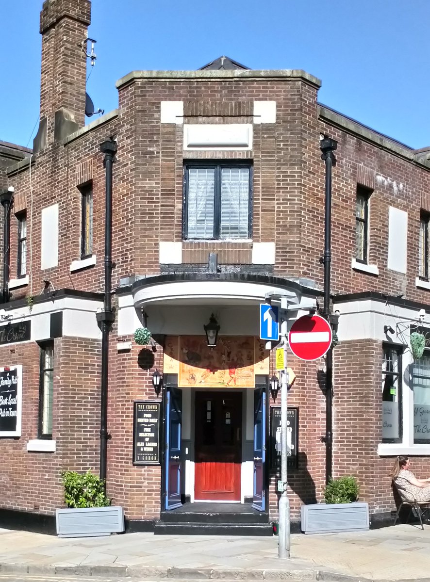 PaulzSmith1's tweet photo. The Crown, #artdeco pub in #Caernarfon #publichouse #streetphotography #architecture #building https://t.co/vifEN0mhbK