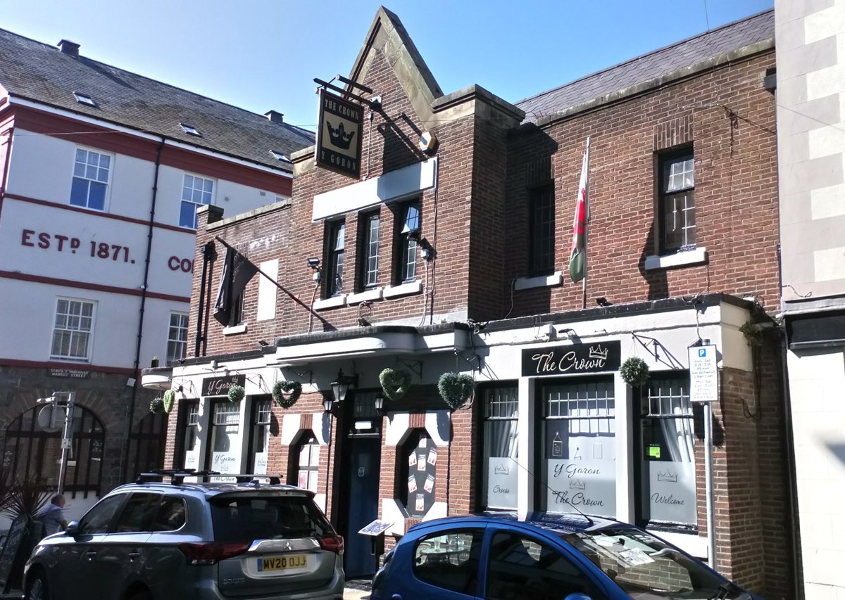 PaulzSmith1's tweet photo. The Crown, #artdeco pub in #Caernarfon #publichouse #streetphotography #architecture #building https://t.co/vifEN0mhbK