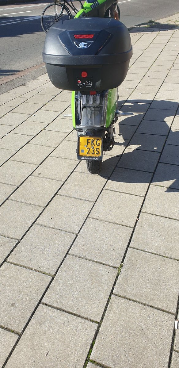 <a href="/roos020/">Roos020</a> <a href="/gosharingoff/">GO Sharing</a> Dit is ook belachelijk parkeren  op oversteekplaats zebrapad...
FKG23S  jan van galenstraat/ hoofdweg
#felyxchallenge