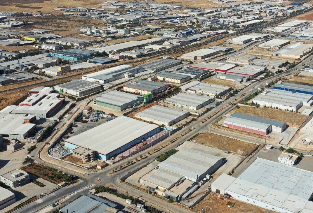 Şanlıurfa Organize Sanayi Bölgemiz’de (OSB) son genişleme alanımızın eklendiği 2.145 hektar alanın parselasyon planı <a href="/TCSanayi/">Sanayi ve Teknoloji Bakanlığı</a> tarafından onaylandı. 360 OSB içinde Türkiye’nin en büyük 6. OSB’si olduk. Başta Sanayi ve Teknoloji Bakanımız Sn. M. Fatih Kacır olmak üzere emeği geçen