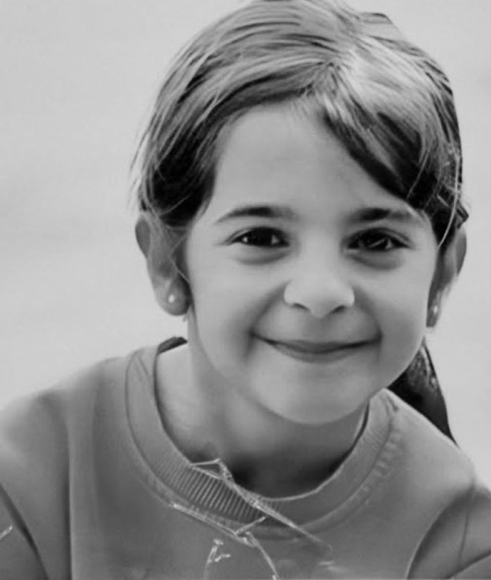 Şu kızcağızın salıncak ipiyle o pezevengi sallandırmayana,tüm kanallardan yayınlamayana da yazıklar olsun! Uzun uzun yazmaya gerek yok. #Narin