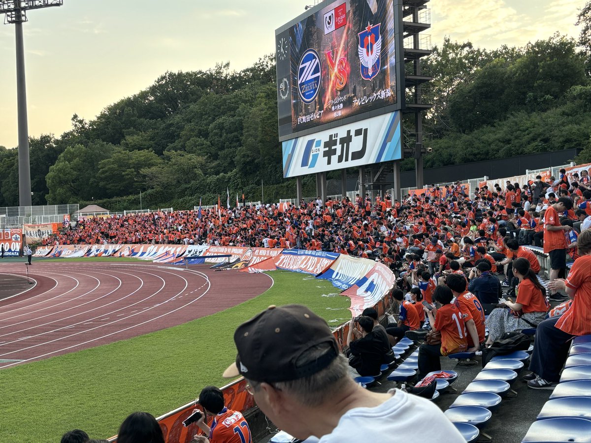 ody_8008's tweet photo. どっちがホームか分からん

#アルビレックス新潟
#albirex 
#ルヴァンカップ https://t.co/DCWjleTn8n