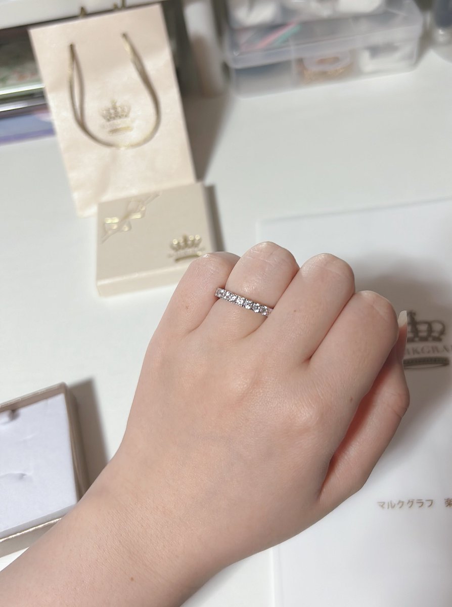 isaki9696's tweet photo. 久しぶりに指輪を買いました〜！
初めてのエタニティリング💍で、指に違和感あったらどうしようって思ってたけど、全然そんなことなくて、ゴツ過ぎないし使いやすそう！キラキラが好き！可愛いよー！ https://t.co/BDa2474WWk
